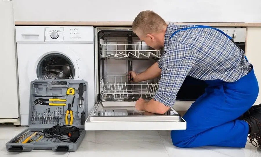 Avcılar Midea servisi teknisyen ekibi beyaz eşya tamiri yaparken